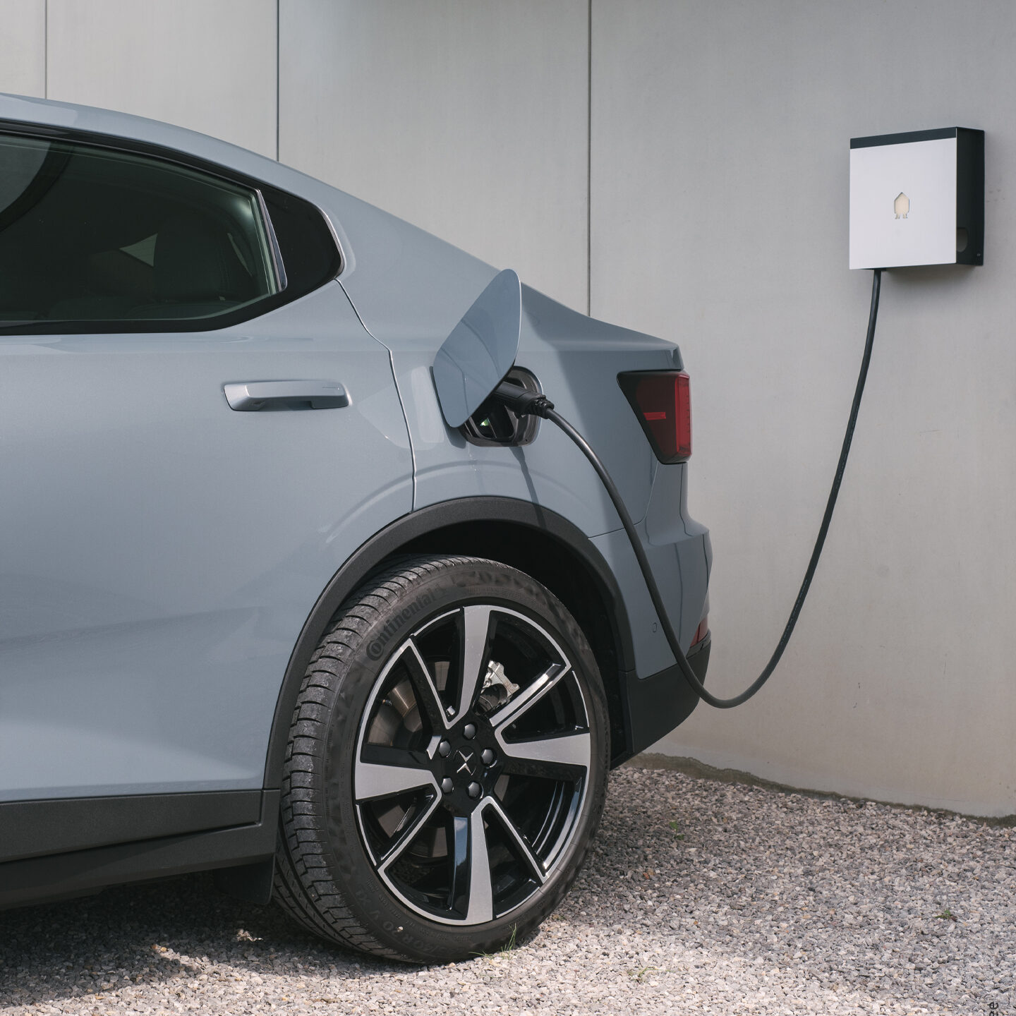 ┬⌐Smappee-EV-Wall_Cable-and-car-2-e1705329936287.jpg